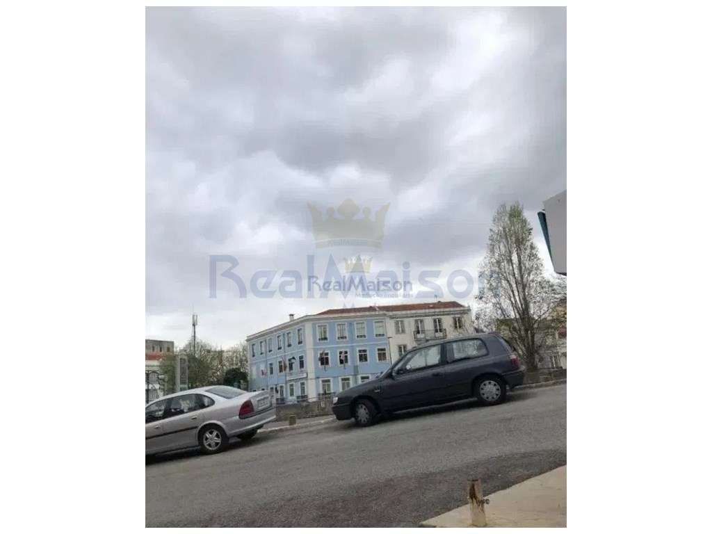 Prédio a 5 minutos da CP de Alcântara para remodelação total. - Grande imagem: 2/2