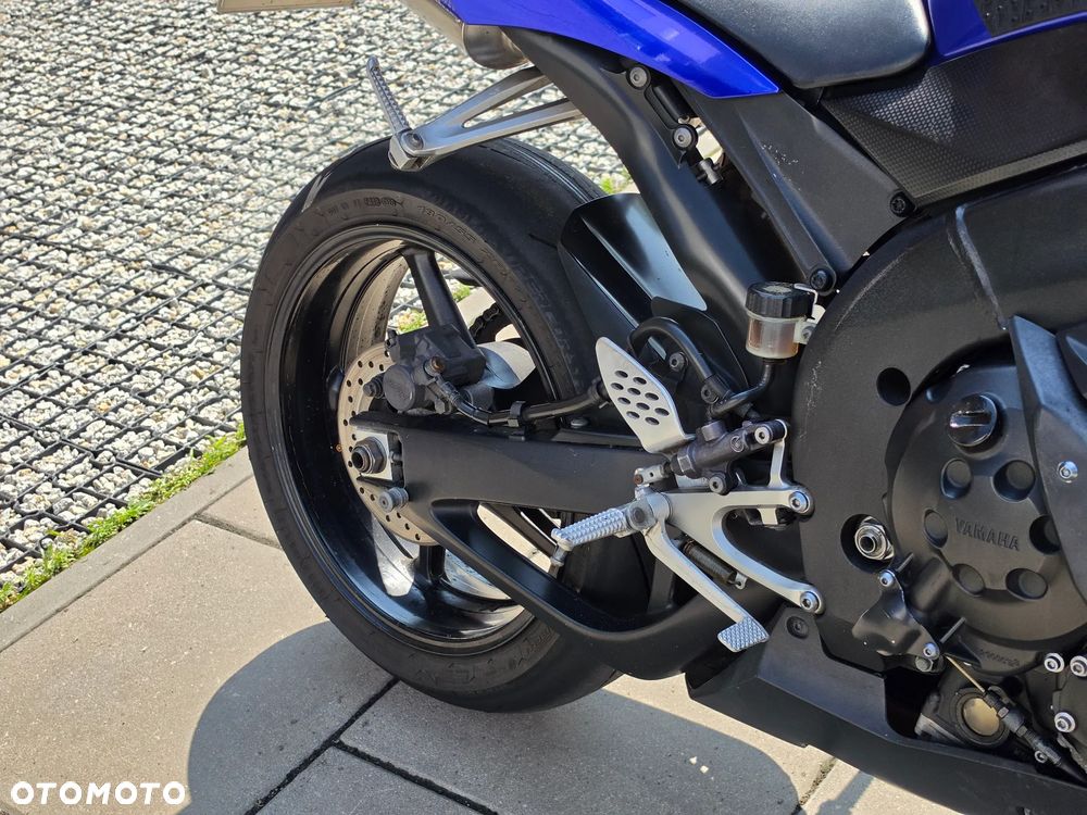 Yamaha R1 - 10