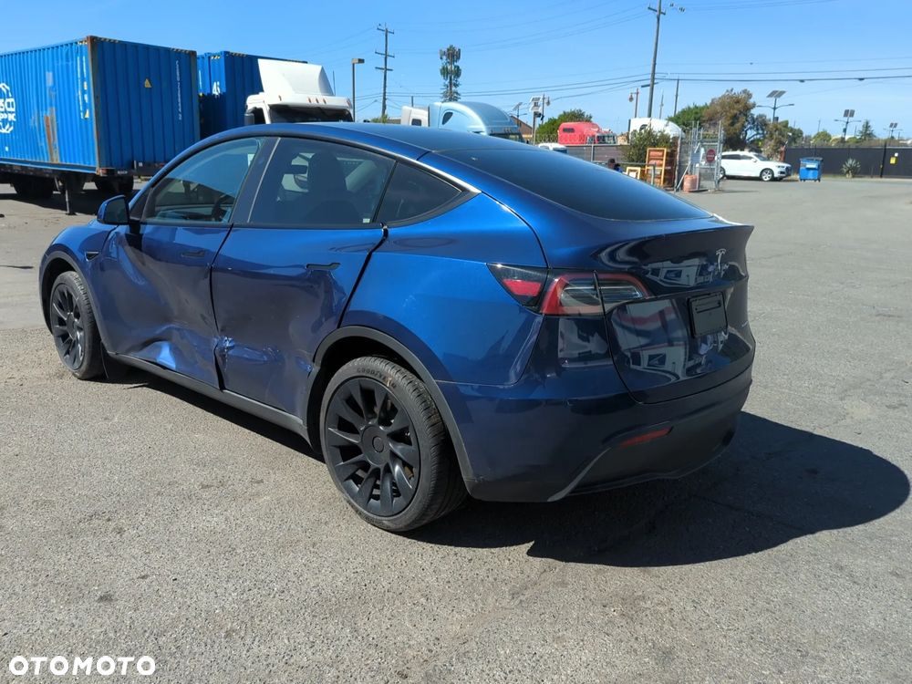 Tesla Model Y - 12