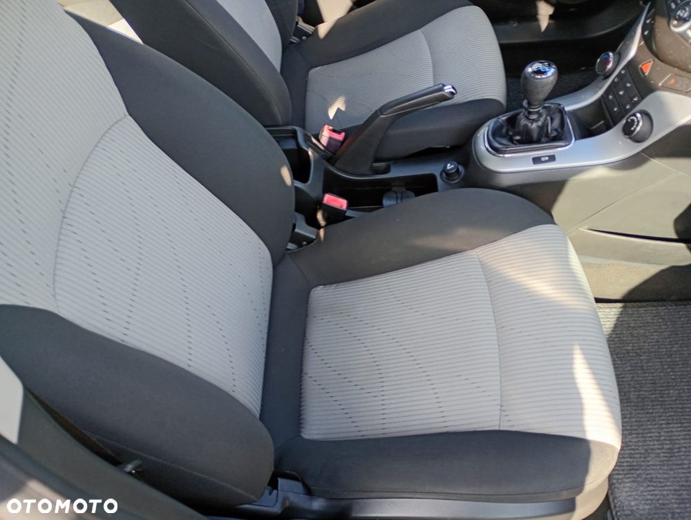 Chevrolet Cruze 1.6 LS - 33
