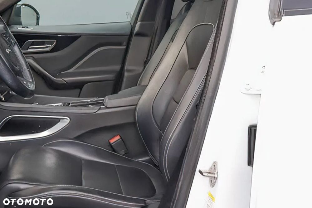 Jaguar F-Pace 30t AWD R-Sport - 8