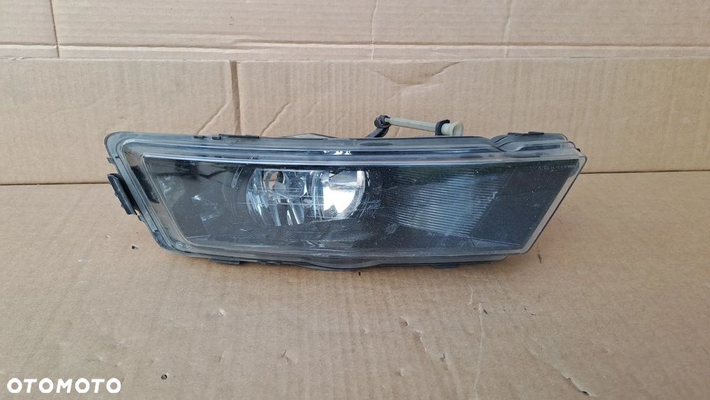 SKODA RAPID PRAWY HALOGEN 5JA941700A - 1
