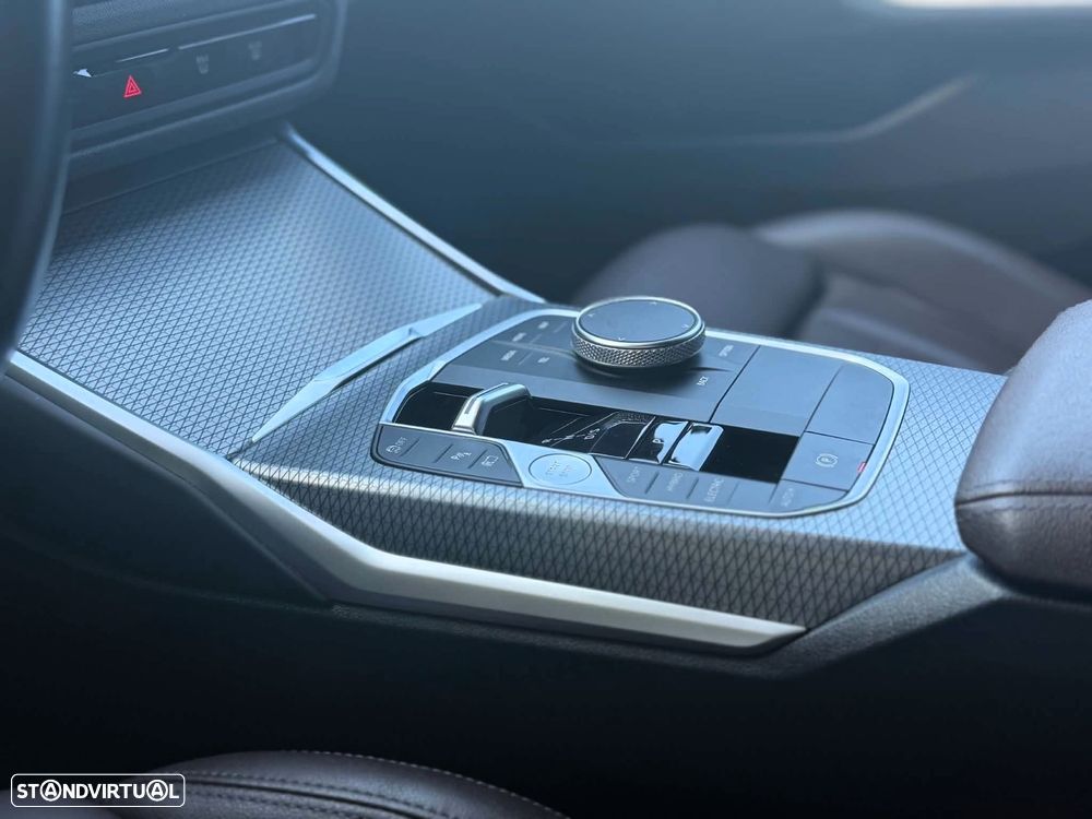 BMW 330 e Pack 50 anos M Auto - 26