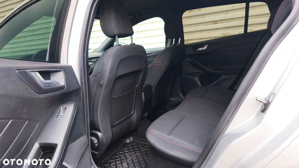 Ford Focus 1.5 EcoBlue Start-Stopp-System ST-LINE DESIGN - 28