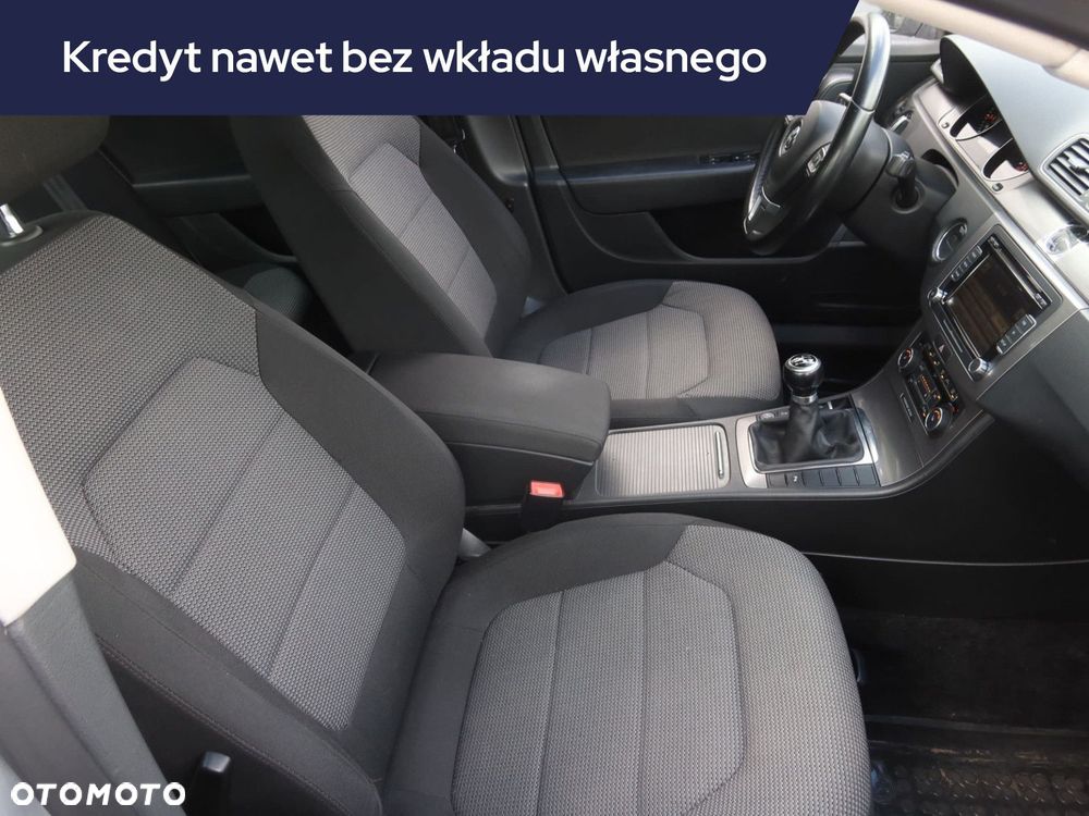 Volkswagen Passat - 11