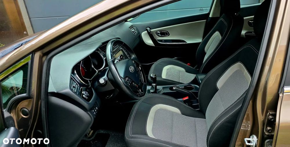 Kia Ceed 1.6 GDI ISG SW Dream Team Edition - 25