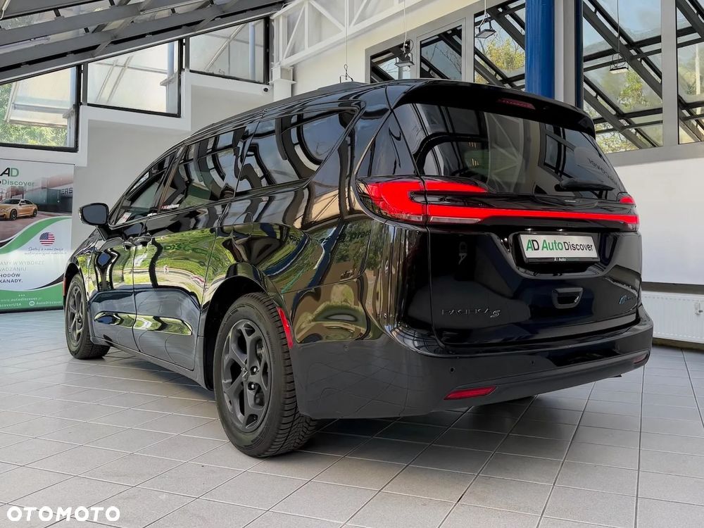 Chrysler Pacifica - 2