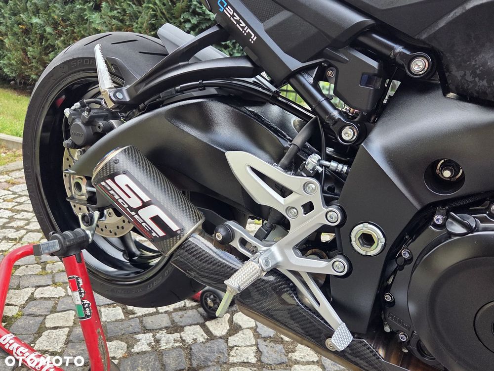 Suzuki GSX - 32