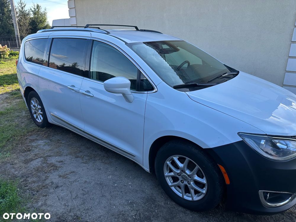 Chrysler Pacifica - 11