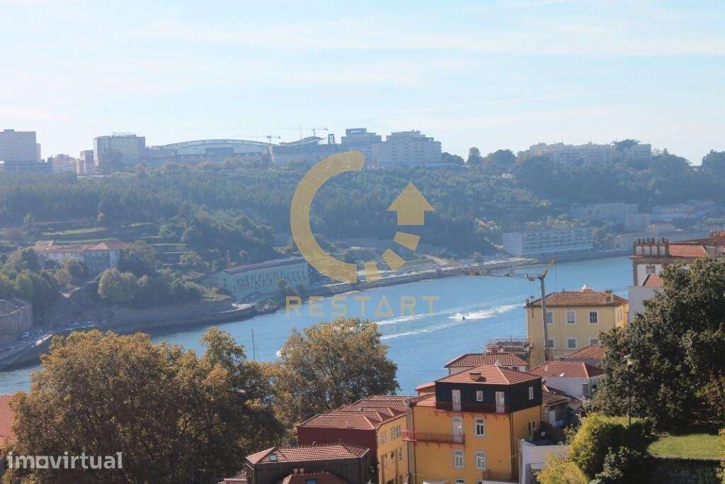 Prédio parcialmente reabilitado em Cedofeita - Grande imagem: 4/49