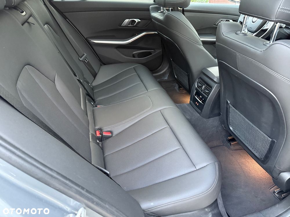 BMW Seria 3 320d xDrive - 23