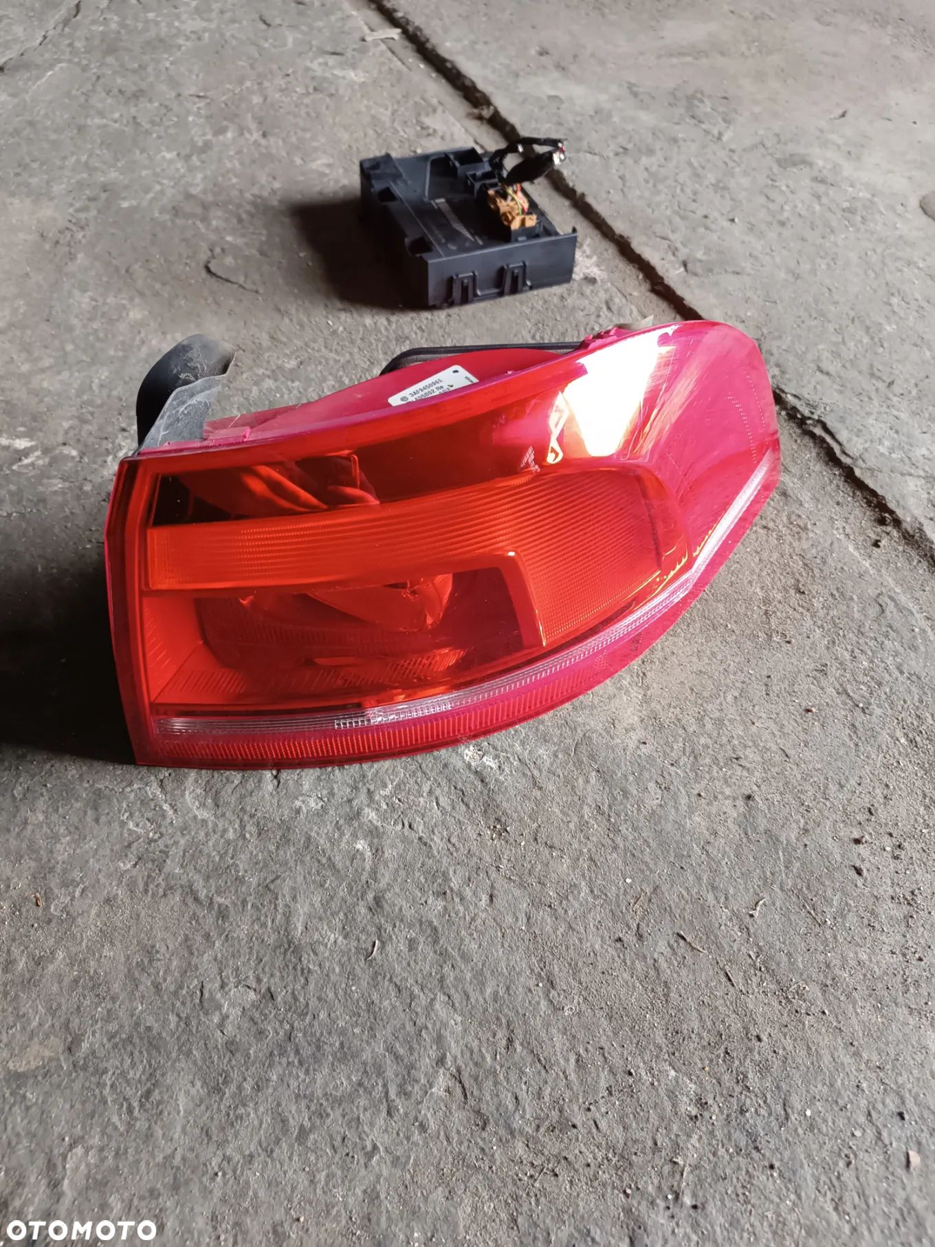 VW PASSAT B7 KOMBI LAMPA TYŁ PRAWA Z BŁOTNIKA - 1
