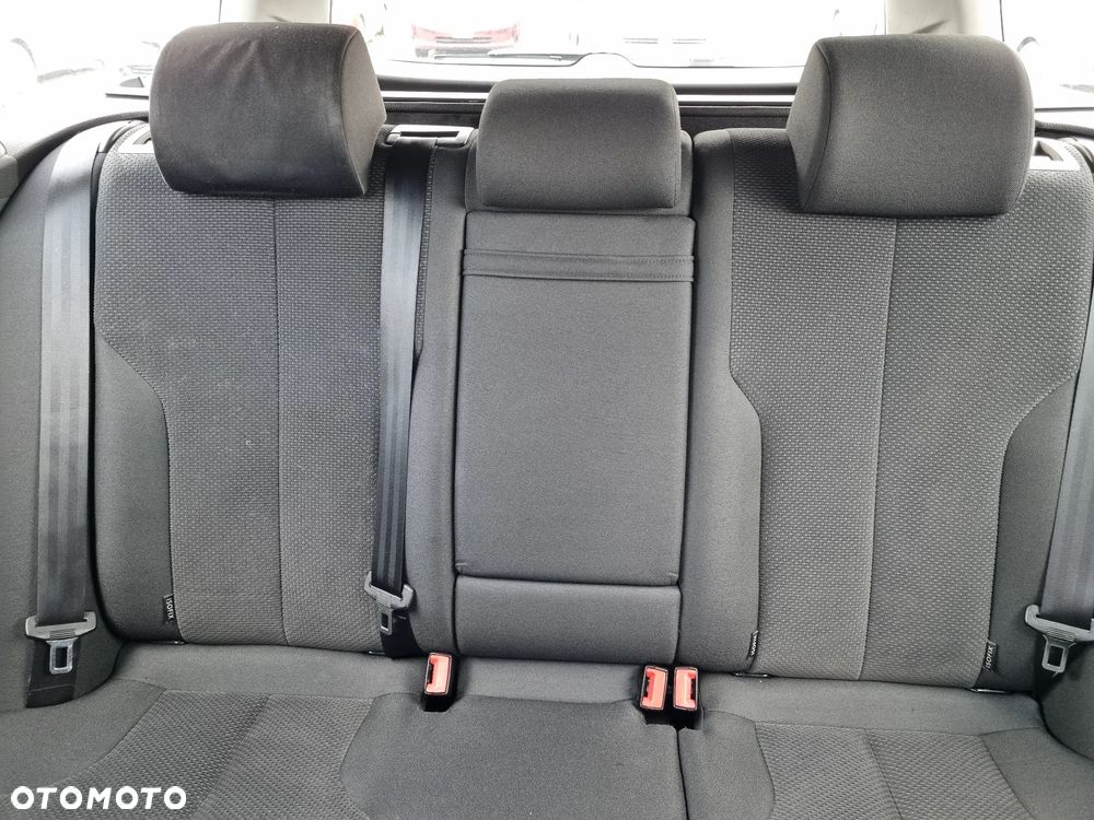 Volkswagen Passat 1.6 TDI DPF BlueMot Comfortline - 22