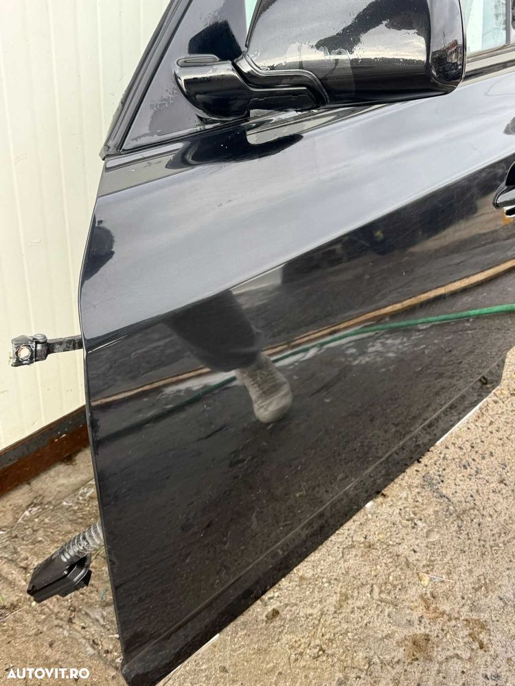 Usa stanga fata BMW X3 E83 pe negru cu mic defect - 3