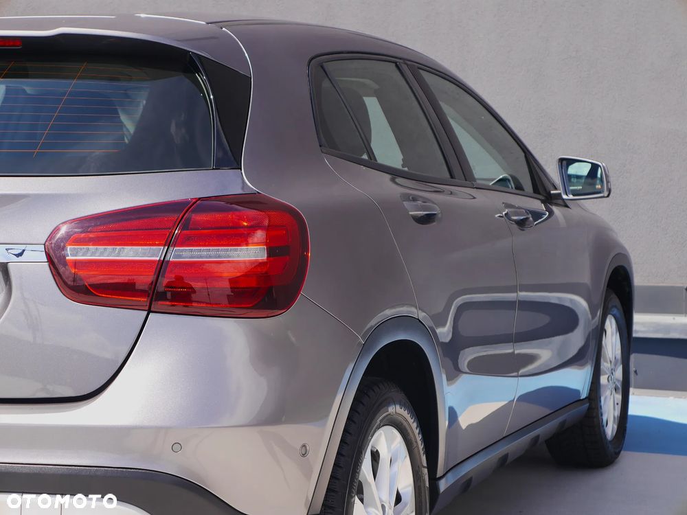 Mercedes-Benz GLA 180 7G-DCT - 37