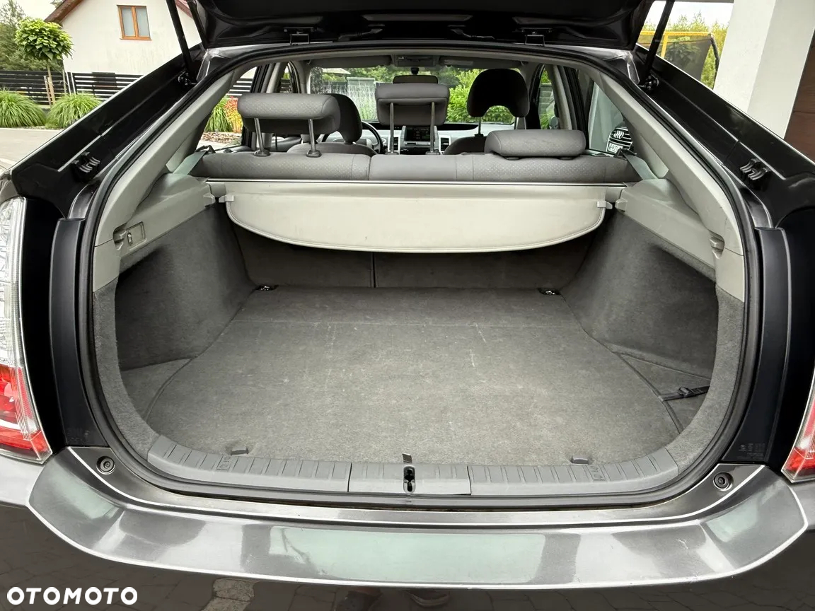 Toyota Prius (Hybrid) Sol - 38