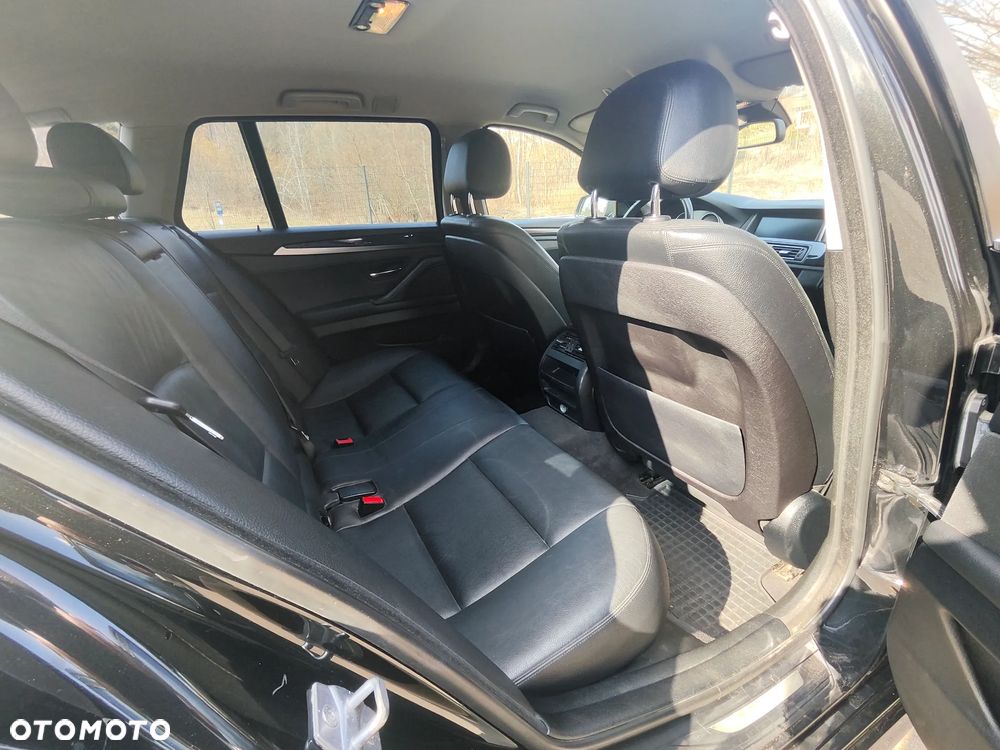 BMW Seria 5 525d xDrive - 14