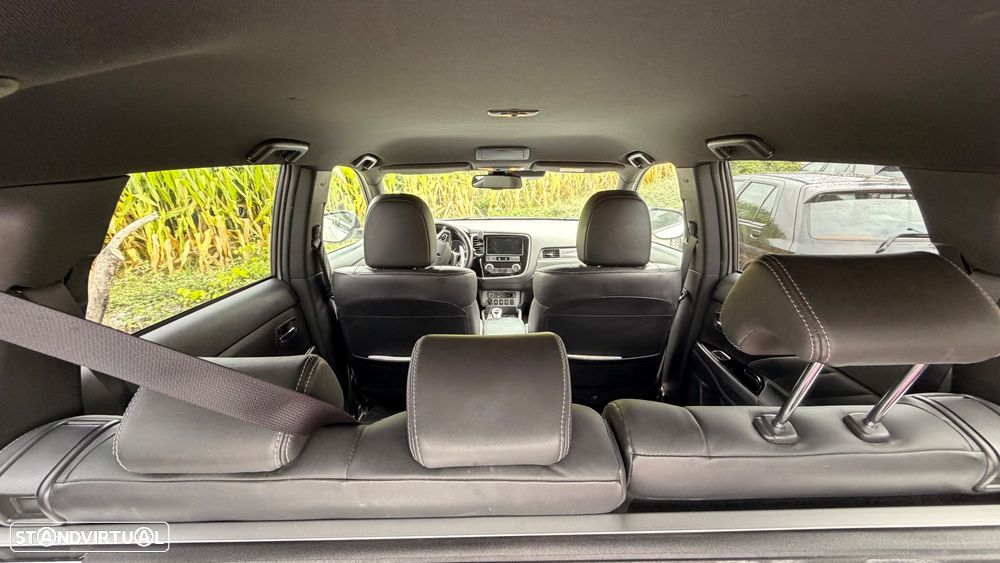 Mitsubishi Outlander - 2