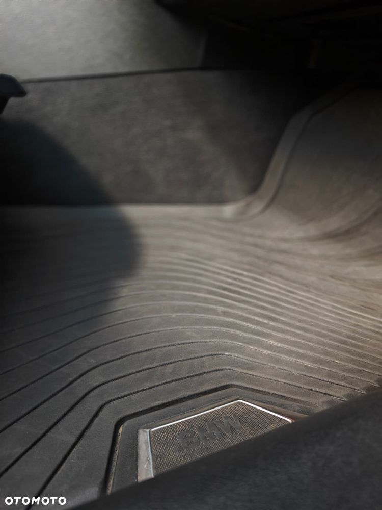 BMW Seria 3 330e M Sport - 24