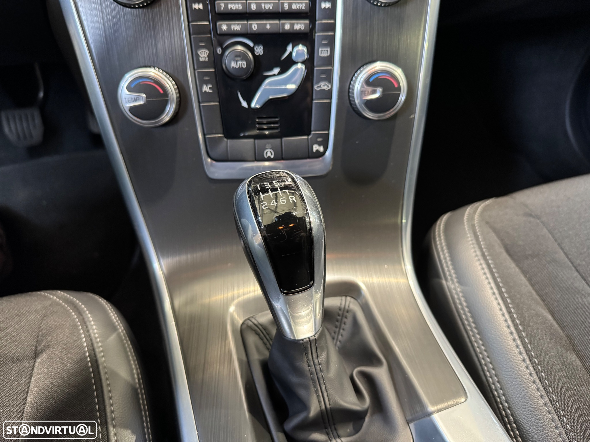 Volvo XC 60 2.0 D4 Momentum - 31