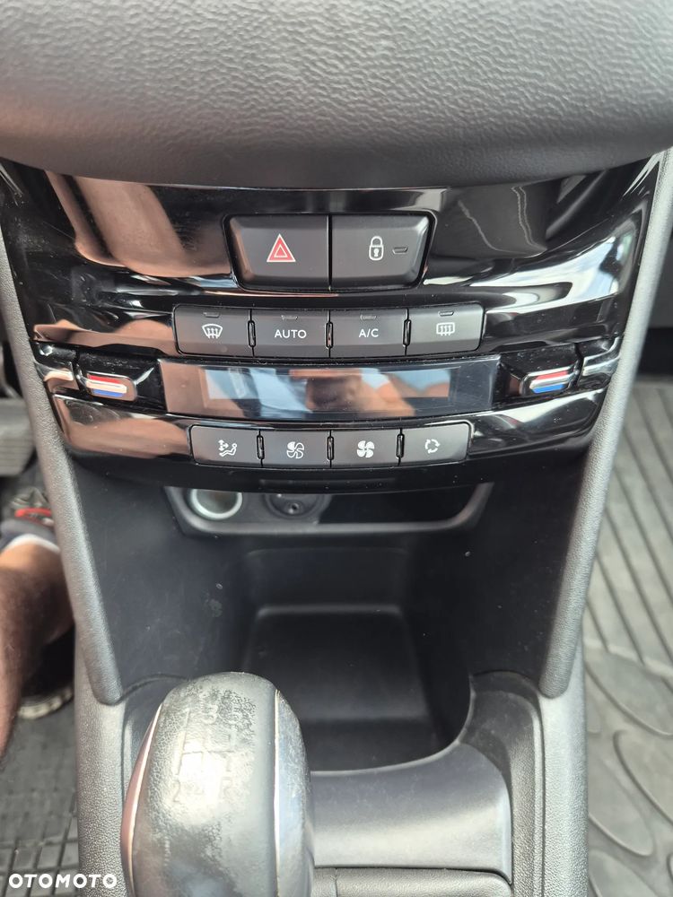 Peugeot 208 1.2 PureTech Style - 12