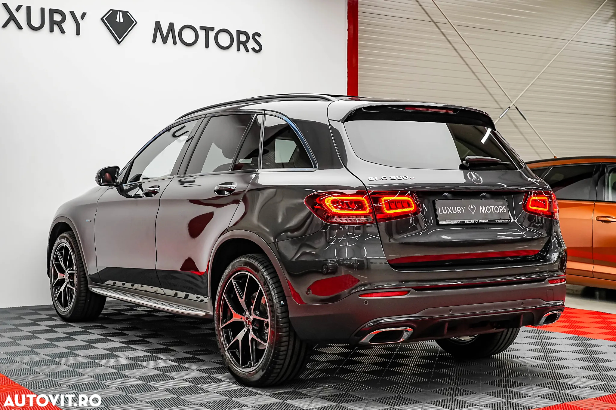 Mercedes-Benz GLC 300 e 4Matic 9G-TRONIC AMG Line Plus - 11