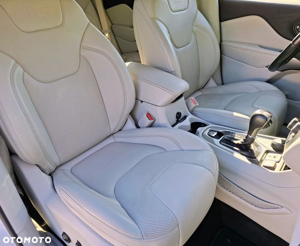 Jeep Cherokee - 30