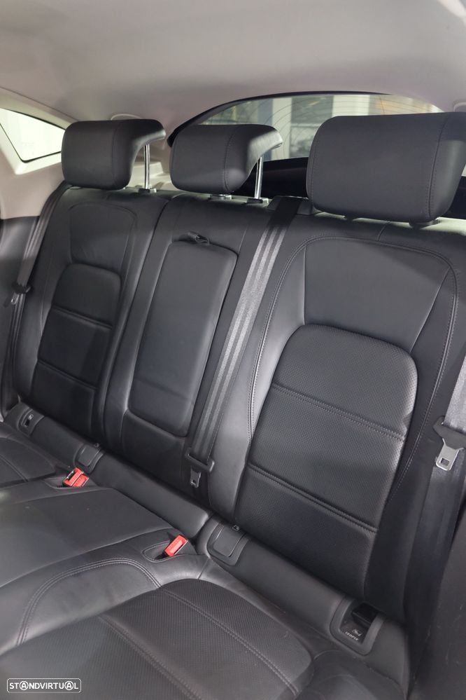Jaguar E-Pace 2.0 i4D R-Dynamic S - 14