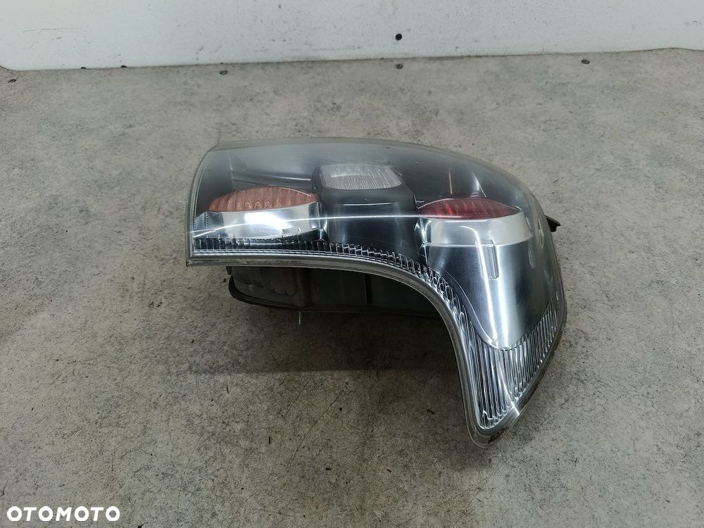 LAMPA TYLNA PRAWA TOYOTA COROLLA VERSO II FARBA - 13