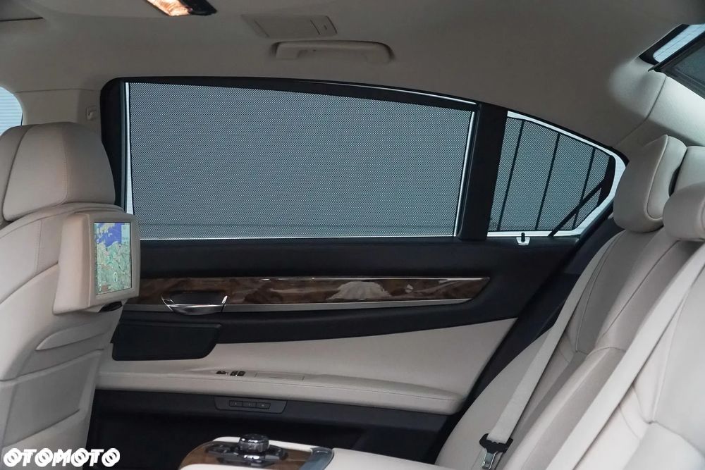BMW Seria 7 750i L xDrive - 32