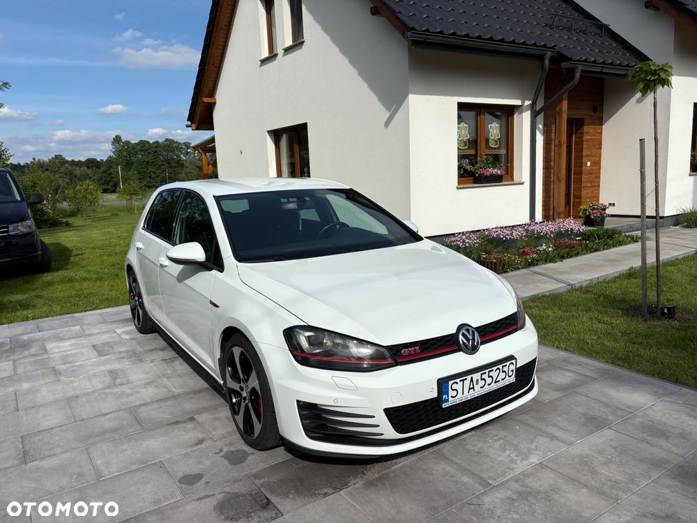 Volkswagen Golf - 1