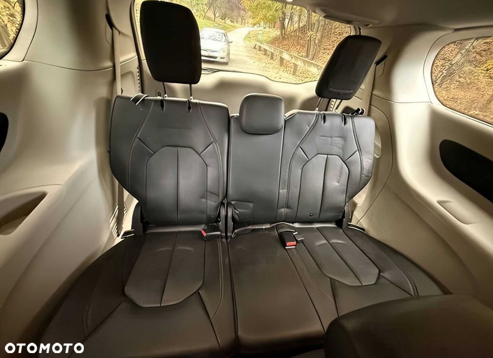 Chrysler Pacifica - 15