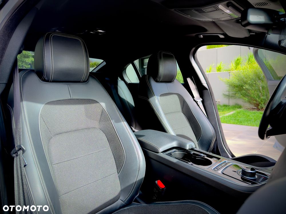 Jaguar XE 2.0 D R-Sport - 23
