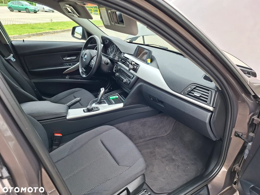 BMW Seria 3 320i - 24