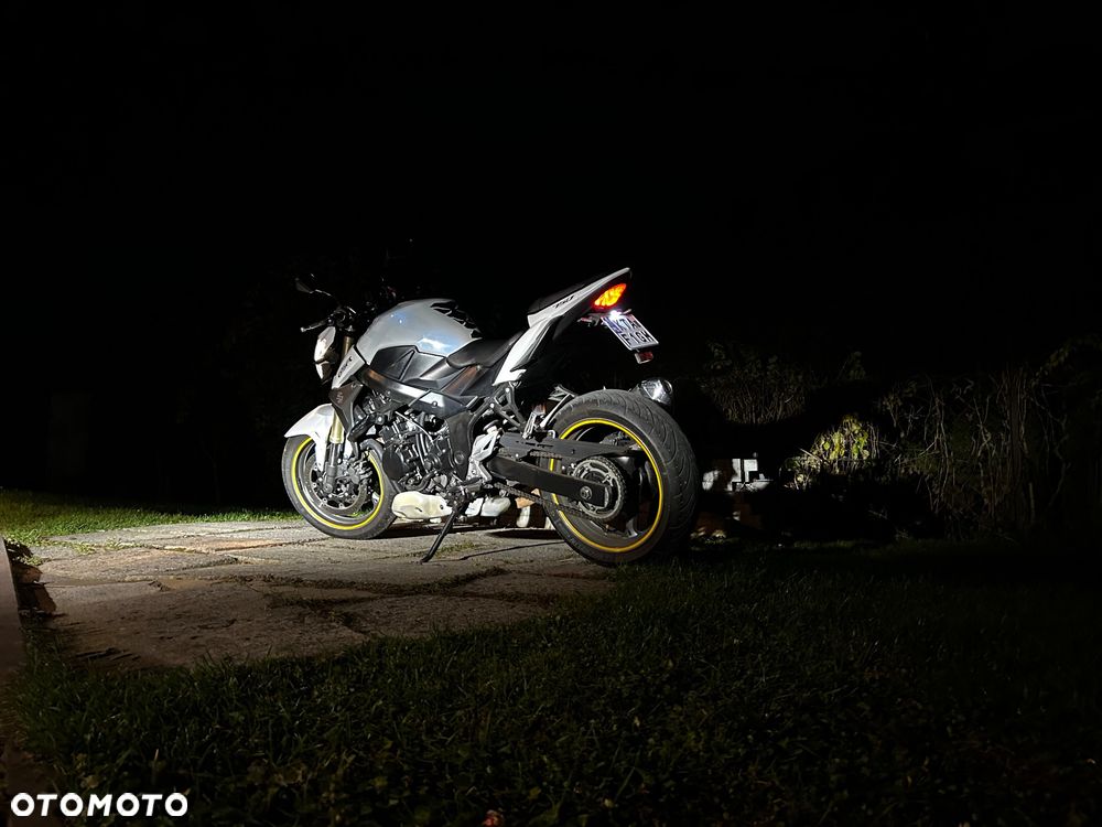 Suzuki GSR - 8