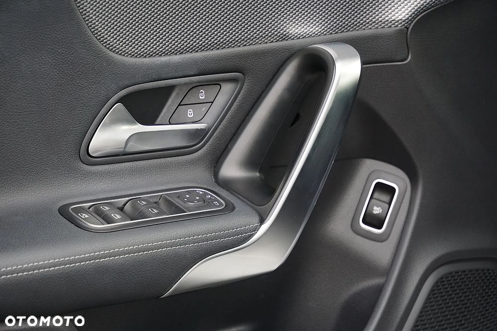 Mercedes-Benz CLA 180 Progressive 7G-DCT - 17