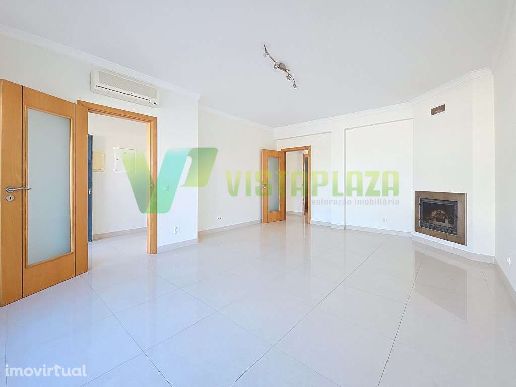 Moradia com Piscina e Garagem em Zona Tranquila com Vista Golfe, Be... - Grande imagem: 4/40