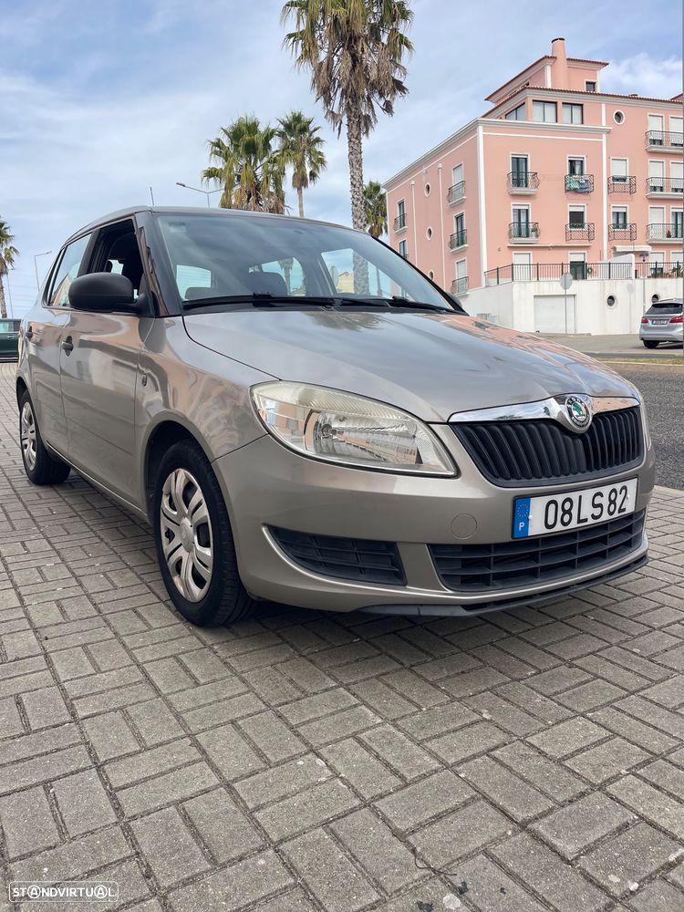 Skoda Fabia 2011 photo 2