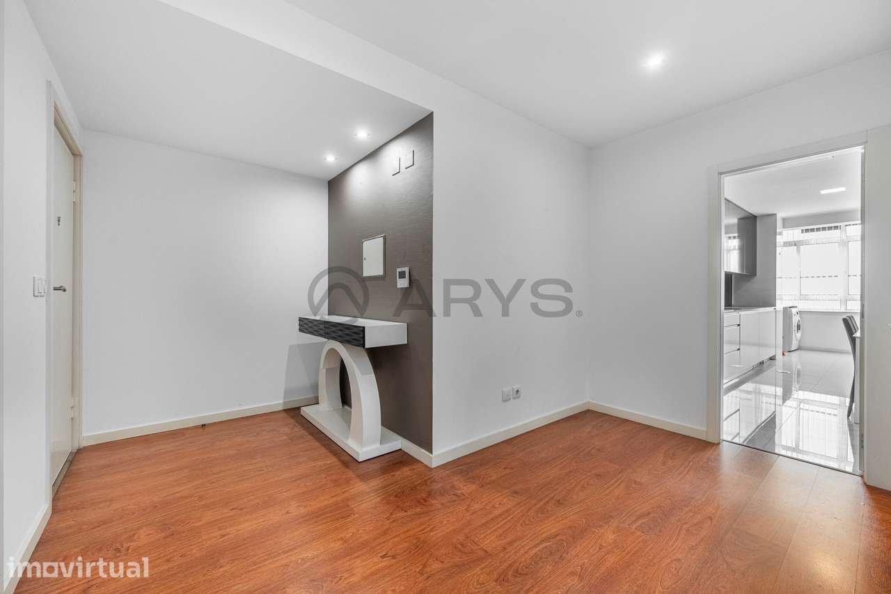Apartamento T2 RENOVADO com Garagem Fechada e Varanda - Grande imagem: 3/18