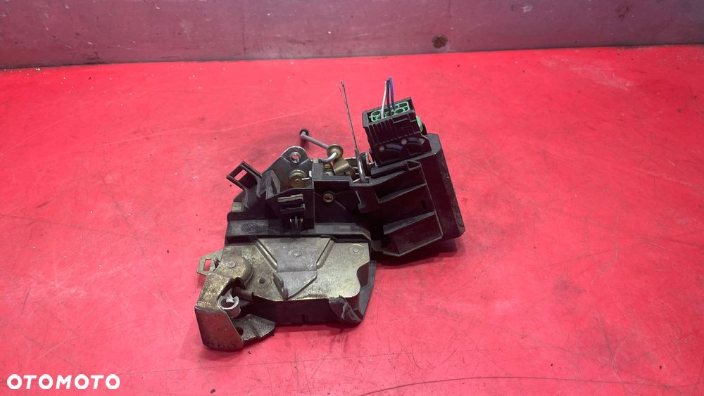 ZAMEK DRZWI PRAWY PRZÓD BMW E39 8352165 - 1