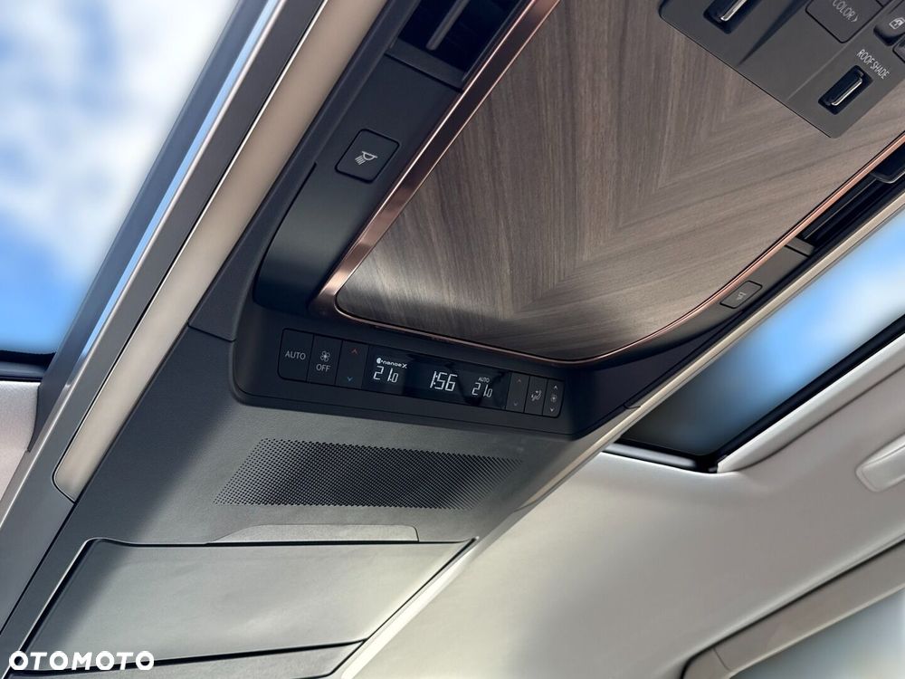 Lexus LM - 26