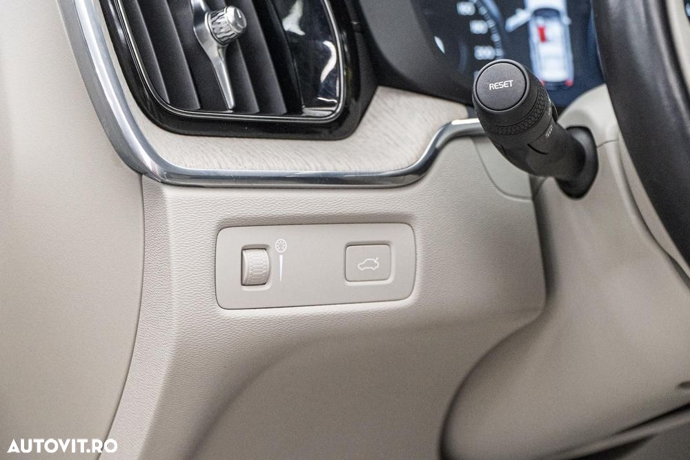 Volvo XC 60 B4 MHEV AT8 AWD Momentum Pro - 41