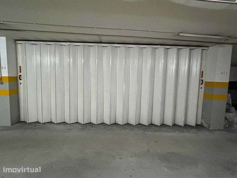 Garagem Fechada 37 m² – 2 Carros com Saída Independente – Vermoim Maia - Grande imagem: 5/5