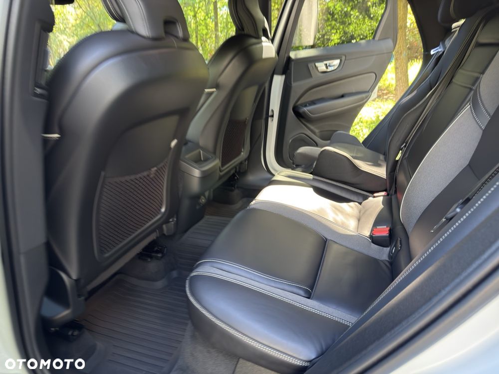 Volvo XC 60 B5 D AWD R-Design - 22
