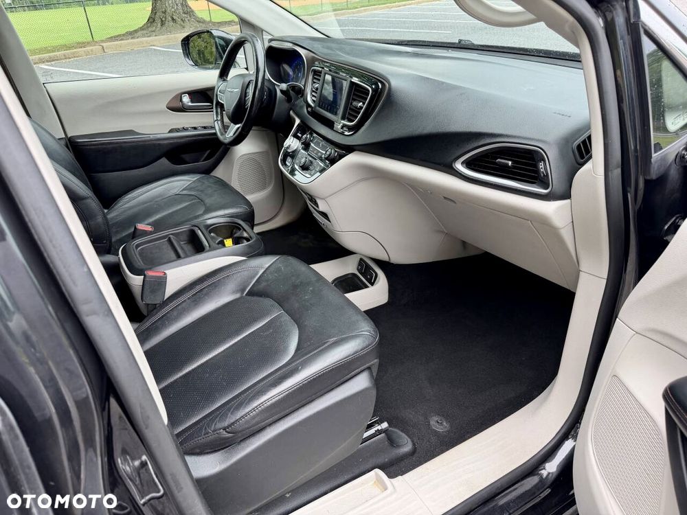 Chrysler Pacifica - 12