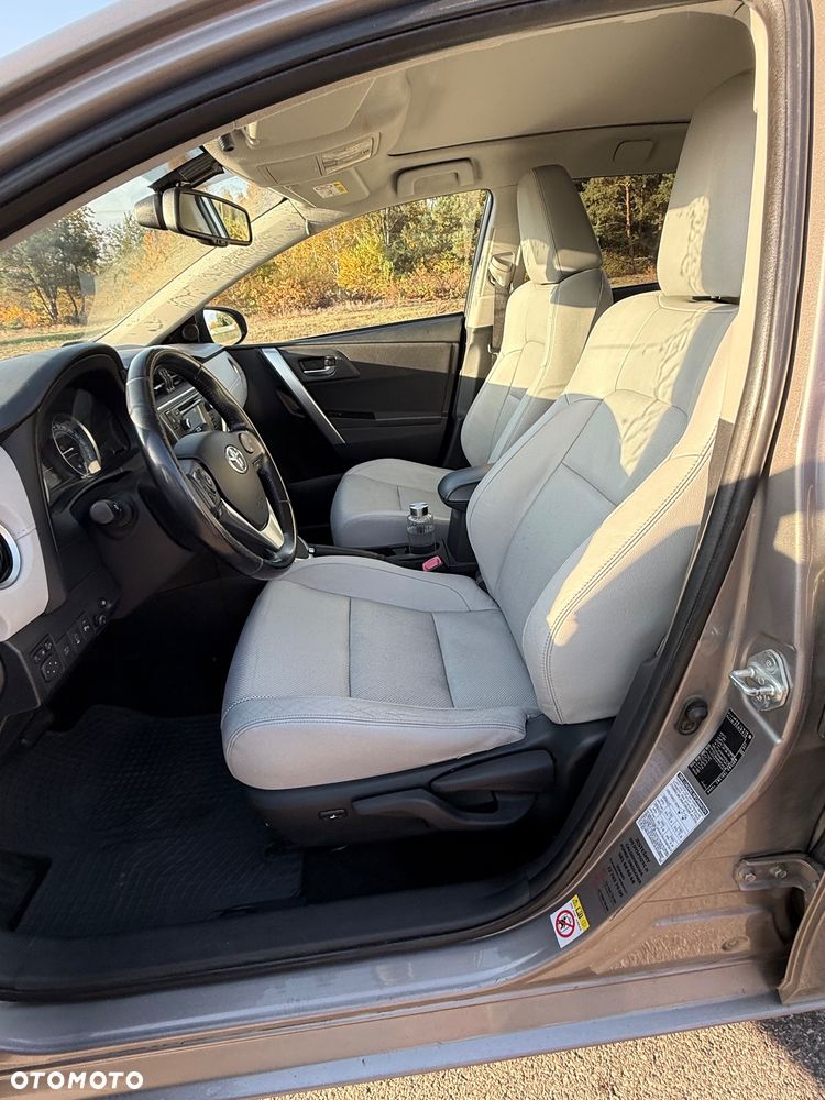 Toyota Auris 1.8 HSD Luna - 11