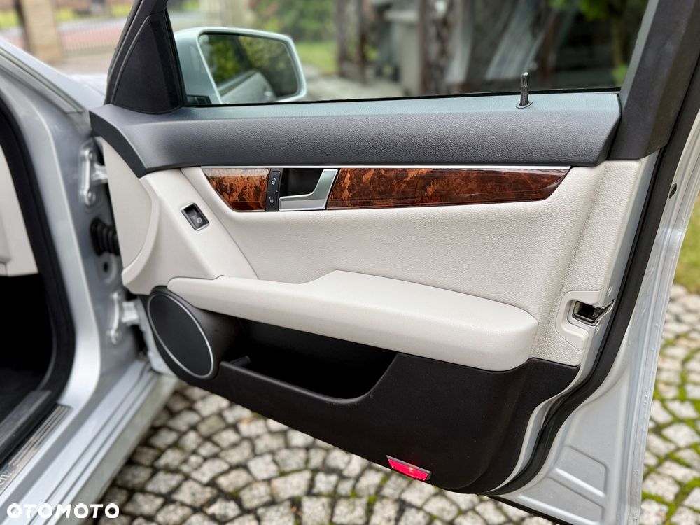 Mercedes-Benz Klasa C 350 4Matic (BlueEFFICIENCY) 7G-TRONIC Elegance - 11