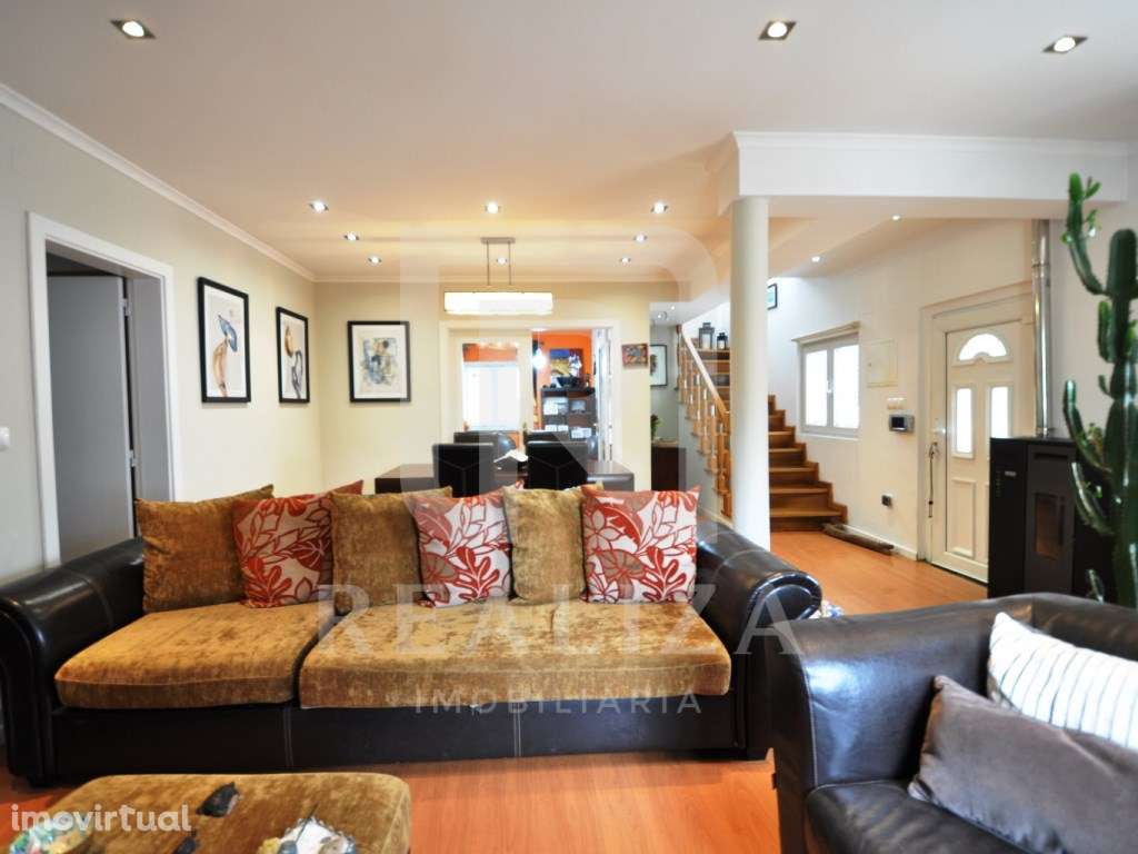 Moradia geminada remodelada T4 em Alapraia - Estoril - Grande imagem: 5/60