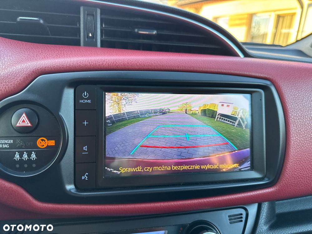 Toyota Yaris Hybrid 100 Selection Platinum - 12