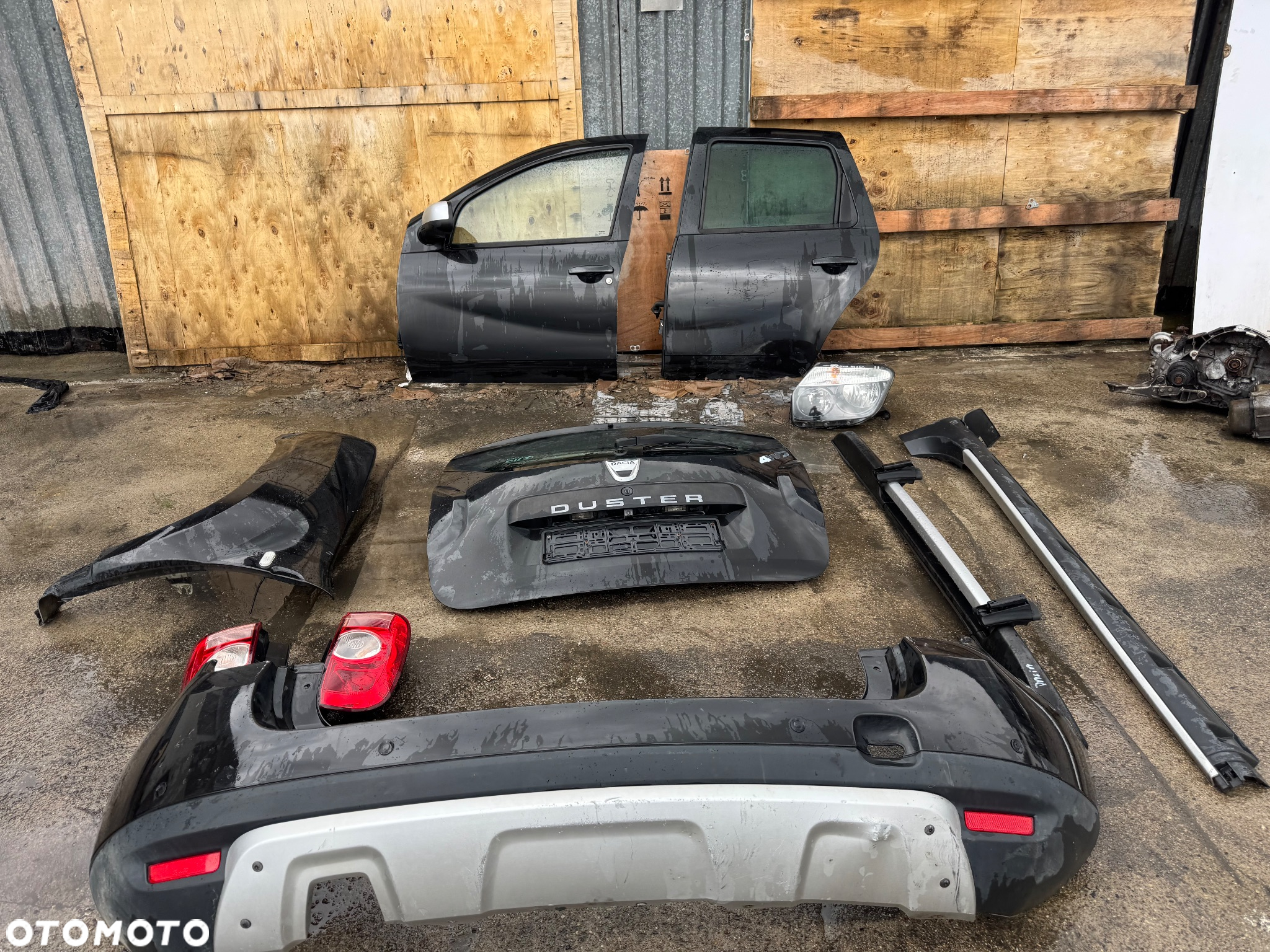 Dacia duster Dacia duster czarne czarny ciemny   Klapa tył tylnia klapa bagażnika -800zl   Lampy tył tylnie prawa lewa 100 szt   Błotnik lewy 250 sztuka   Próg reling dachowy 300 sztuka   Lampa prawa lewa 200 sztuka   Drzwi przednie lewe tylnie lewe prawe 800sztuka   Lusterko lewe 150 zł   Zderzak tylni 250 zł   Szybka wysyłka - 10